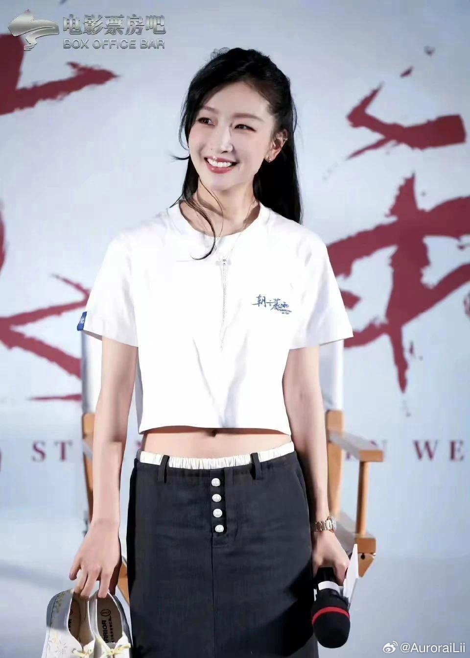 周冬雨这应该是长开了，越来越漂亮了！ ​​​
