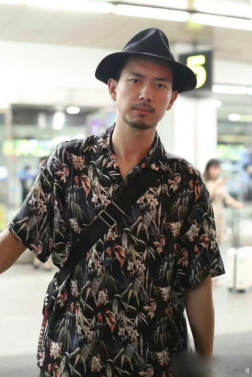 李现现在怎么邋里邋遢的？有点像老头 ​​​