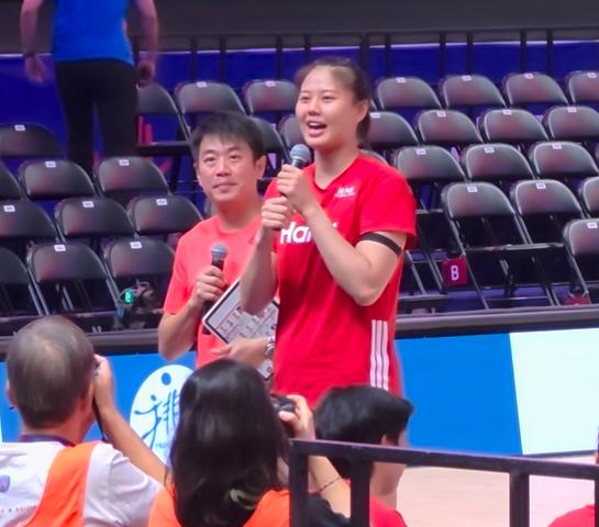 中国女排在香港参加“中国女排全接触”活动，队长龚翔宇化身比赛现场评述，赢得球迷热
