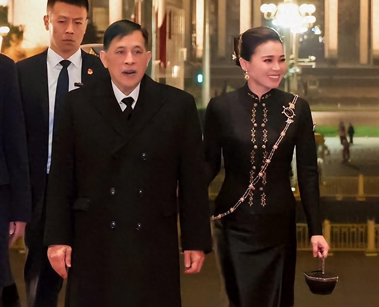 泰王后苏提达终于取得了“终极胜利”！出席天朝国宴放大招，斜跨宝石链，身材气质太绝