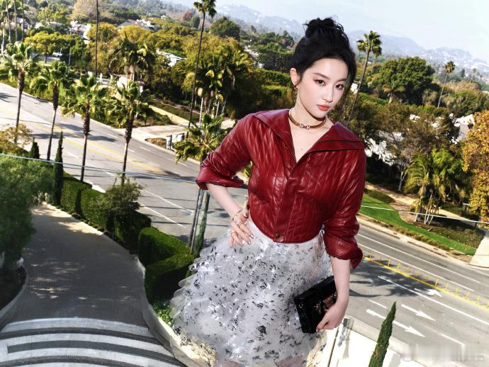 刘亦菲红衣木兰刘亦菲红皮衣露腰look  刘亦菲红衣木兰即将亮相VogueWor