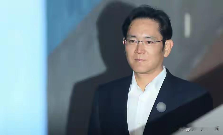 三星这操作简直让人摸不着头脑啊！先是被“拉黑”，市值一夜就蒸发4600亿，估计高