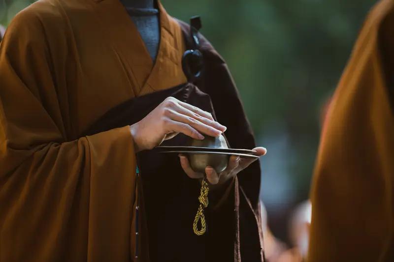 看到“人不可貌相”这个上联，我觉得对下联挺有意思的。有人对“事不宜疏忽”，这就很