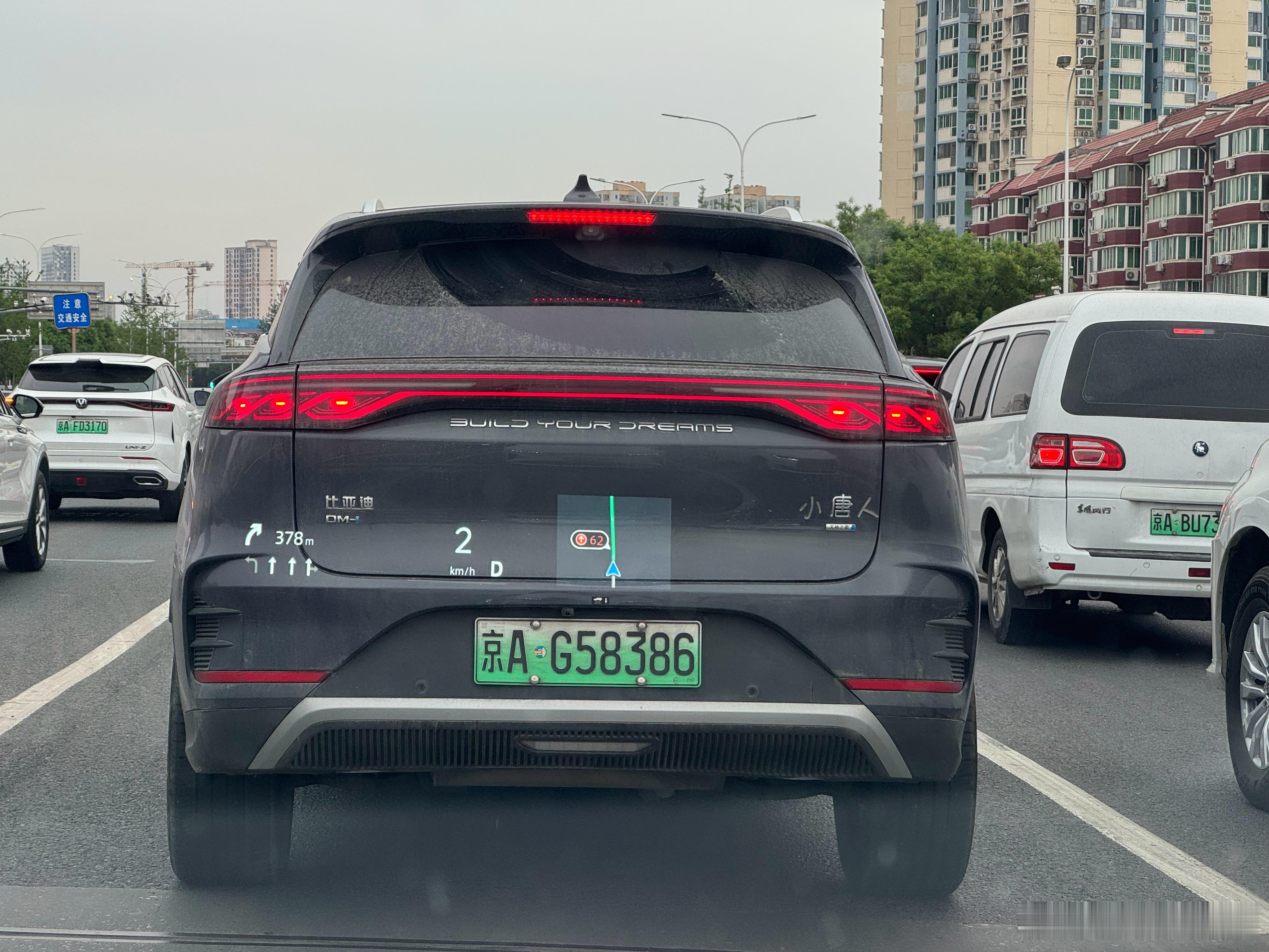路上看见前车，还真有给自己车贴“小唐人”的。。。啥意思？ 