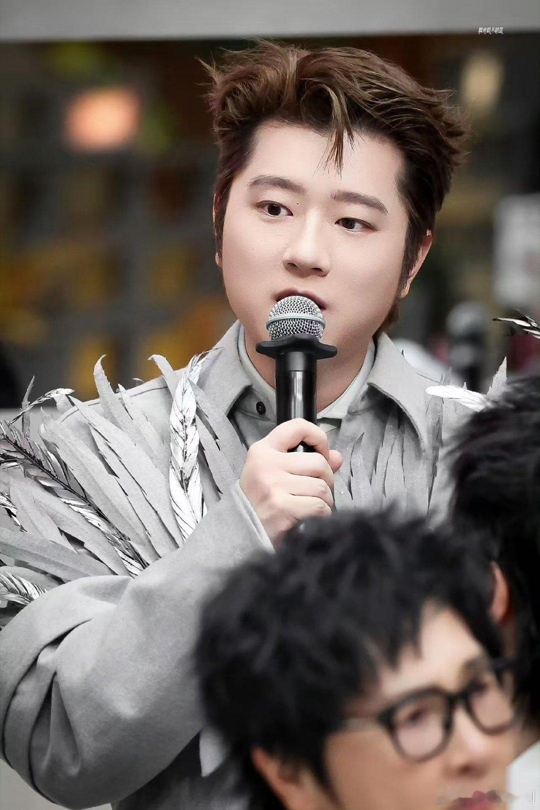 王以太周旋初舞台本以为普通演唱，结果被王以太惊艳到！单人钢琴弹唱《周旋》，唱腔细