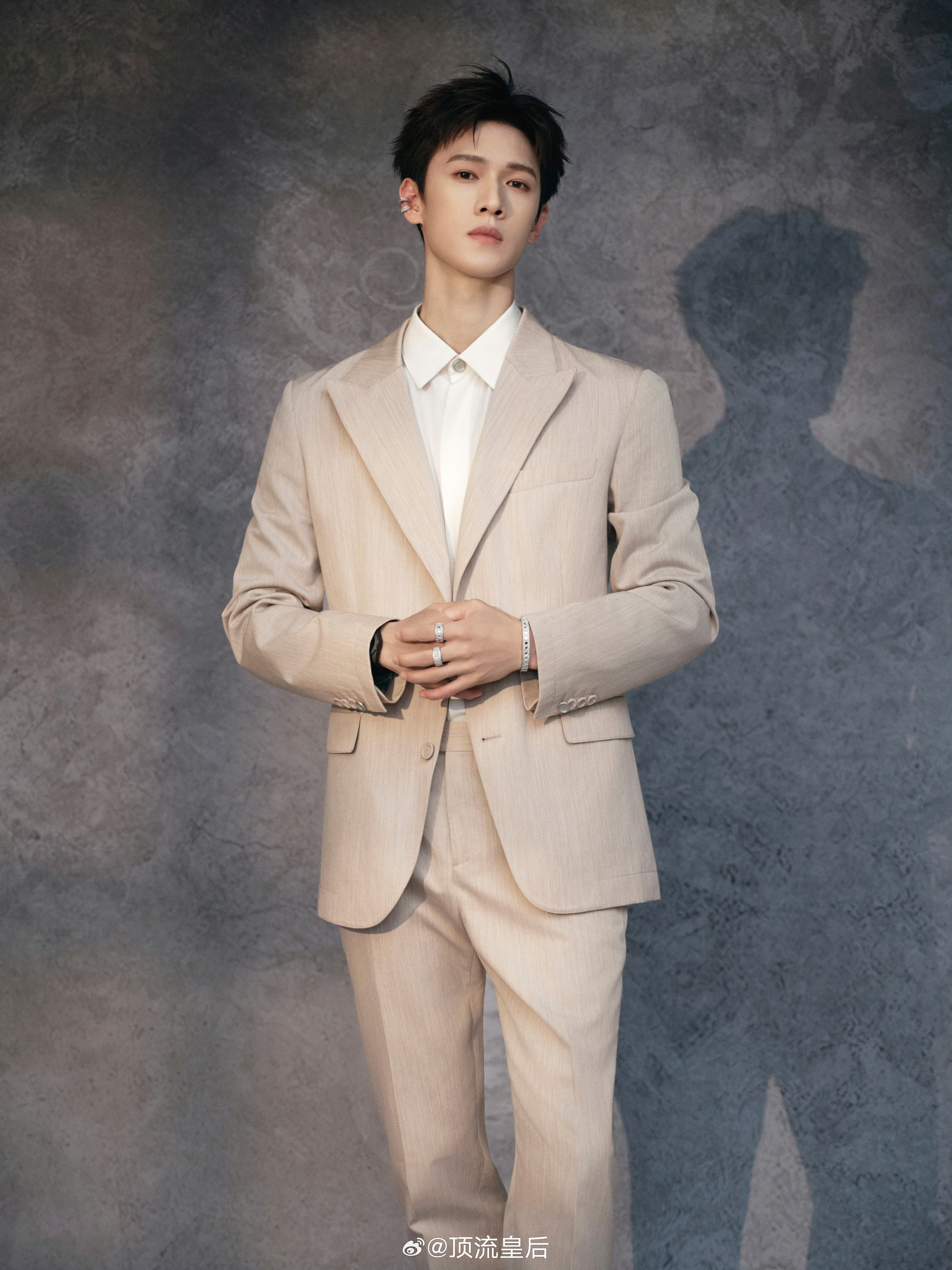 西装配耳骨钉，优雅贵气又先锐fashion，Dior贵公子李昀锐来啦。 ​​​
