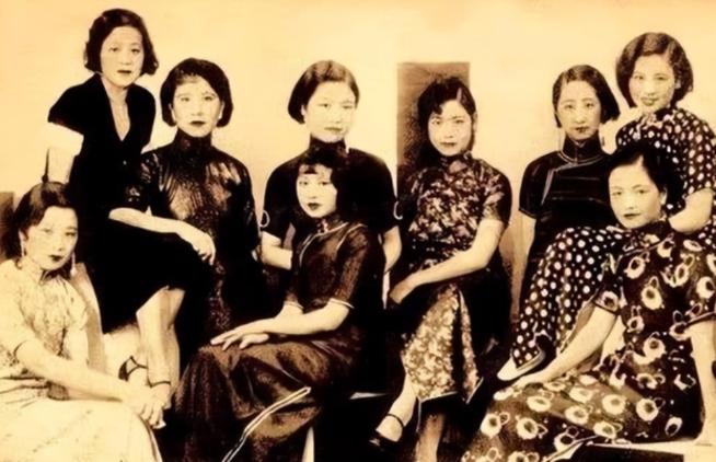 1926年，张宗昌强行霸占美人陈佩瑜，同房之夜，他把陈佩瑜脱光衣服丢在烧热的炕上