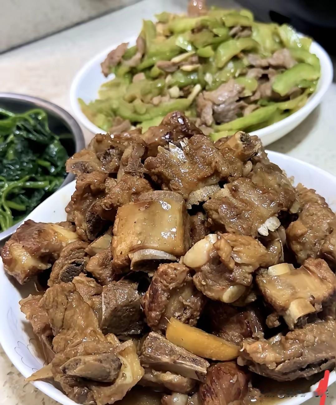 昨晚儿子儿媳妇过来吃晚饭。我炖了排骨，炒了俩菜。儿子低头夹菜，儿媳妇忽然问我：“