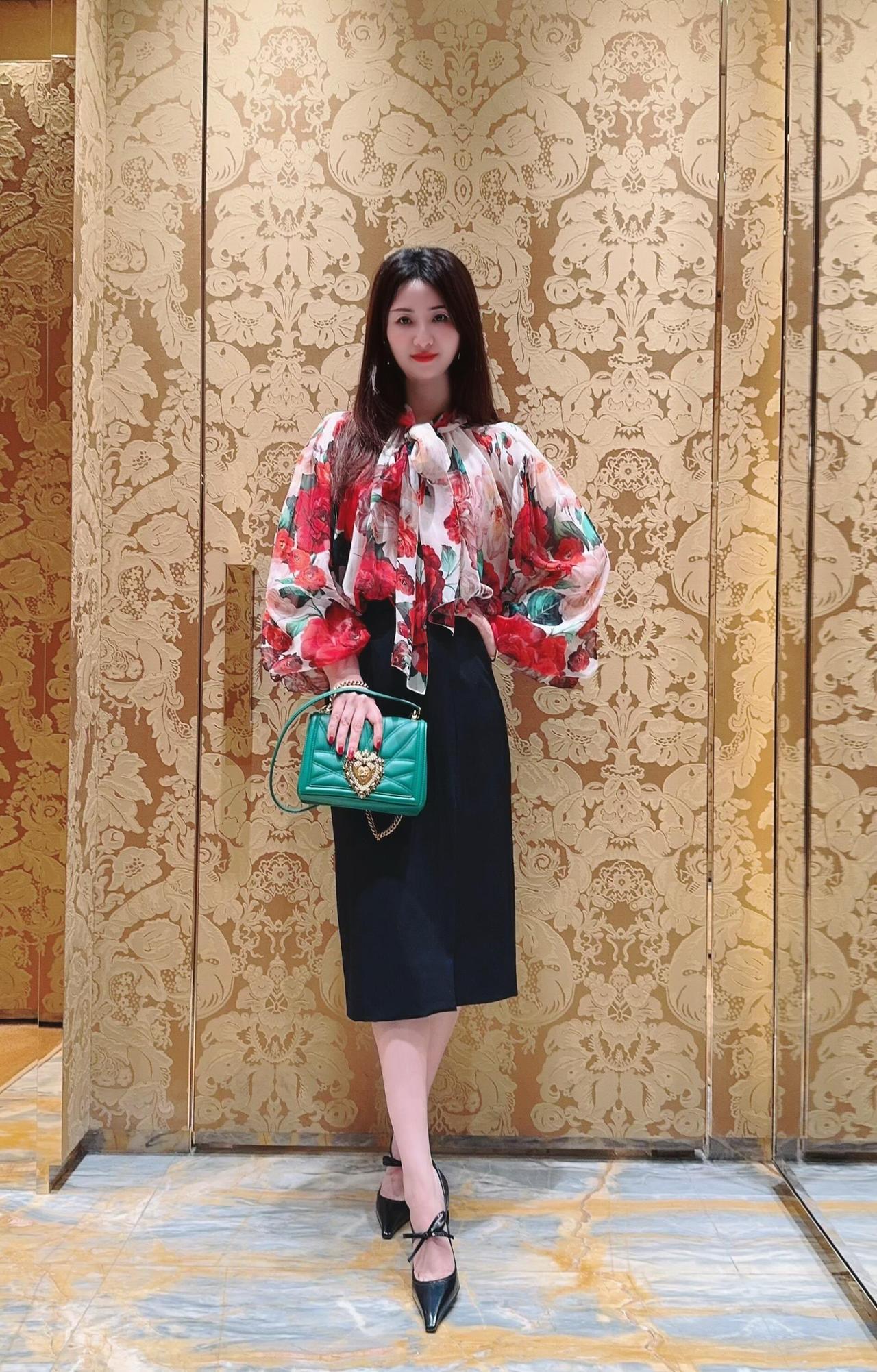 优雅复古风，黑裙配花衬衫，复古墙纸背景，时尚感满满！