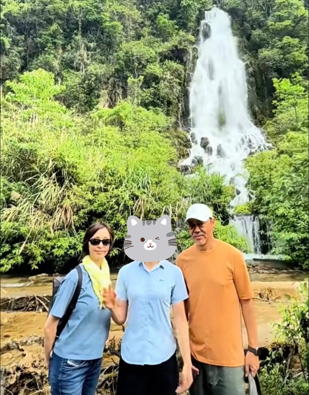 刘青云&郭蔼明夫妇在荔波小七孔游玩被偶遇，感觉这两口子要游遍祖国大江南北