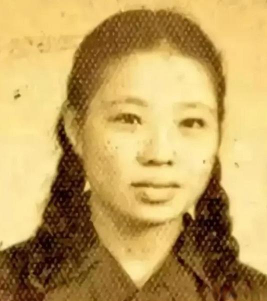 1943年，一个15岁的农家女孩，因家贫，稀里糊涂进入了国民党的情报机关，成了中