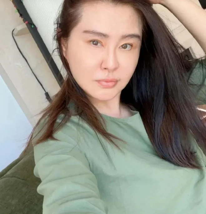 才发现王祖贤眼距这么窄！
