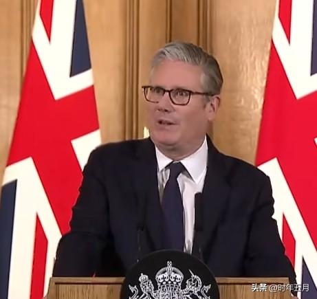 英国首相斯塔默宣布政府将禁止16岁以下儿童使用社交媒体。

他强调，这项禁令并非