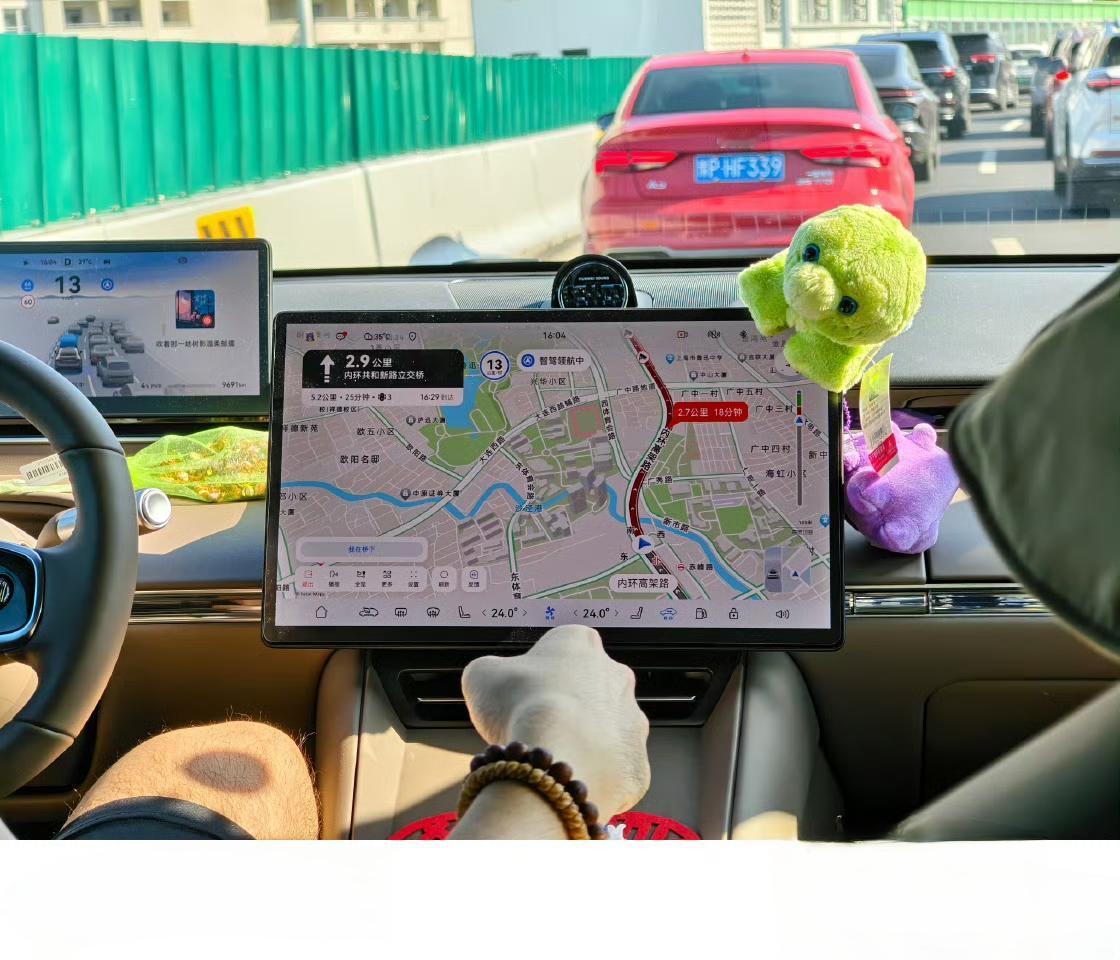 很多车主都喜欢在车里摆上几个小玩偶，觉得这样能让车内更温馨可爱，殊不知这些看似无