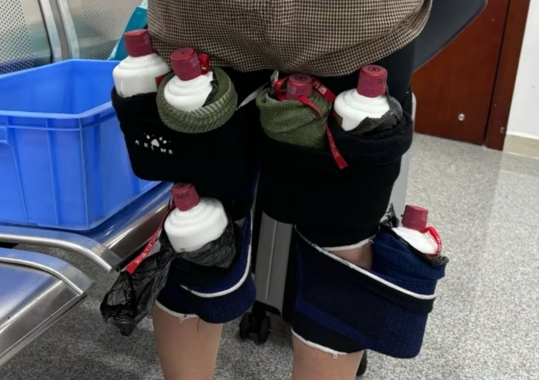 男子把耳机藏成100块腹肌入境 安检人员火眼金睛啊！这个藏得挺好的，这个两腿绑白
