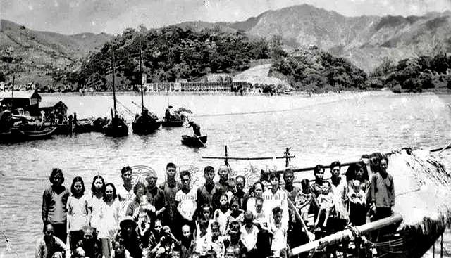 1960年3月广东惠阳渔民苏就带决定带领全族逃港为了掩人耳目他把家族的两艘大渔船