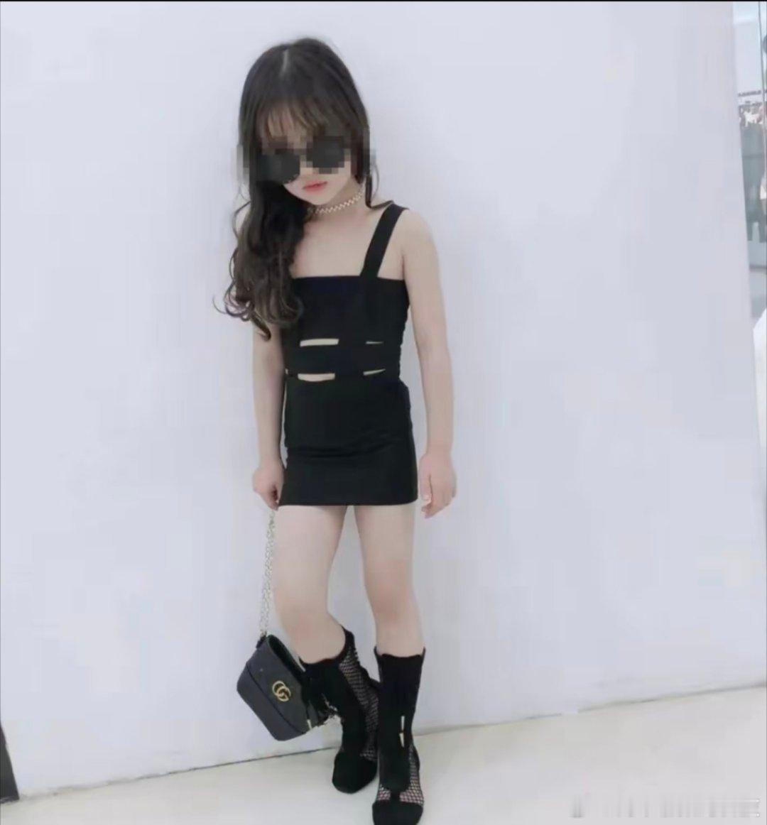 别给小孩买性感奶辣衣服了最近也发现这个问题了，现在很多的服装设计本身是很多大人都