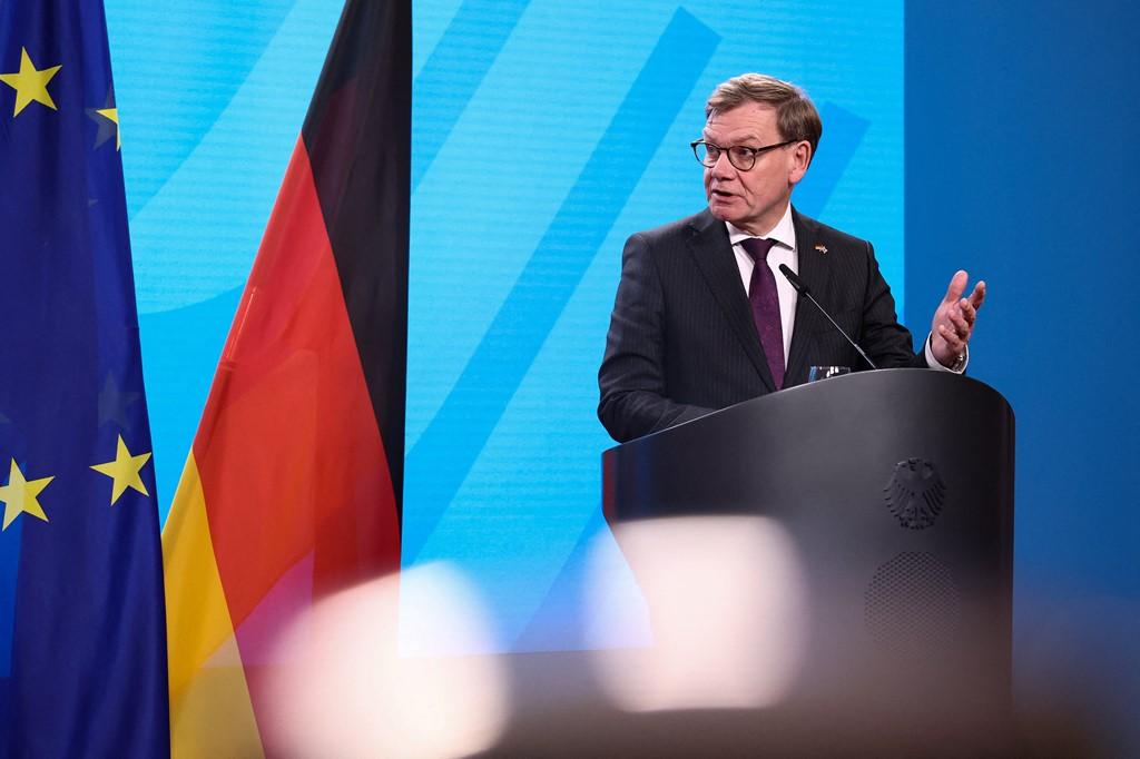 英、法、德针对美国28点“和平计划”提出28点反提案，德国外长约翰·瓦德普尔在德