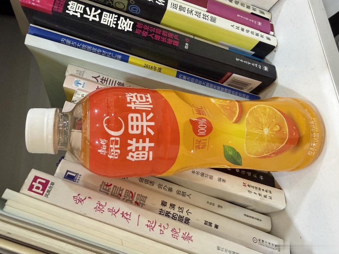 强推大家试试把康师傅每日C鲜果橙倒进玻璃杯，再加满一堆冰块！本来这款康师傅饮料喝