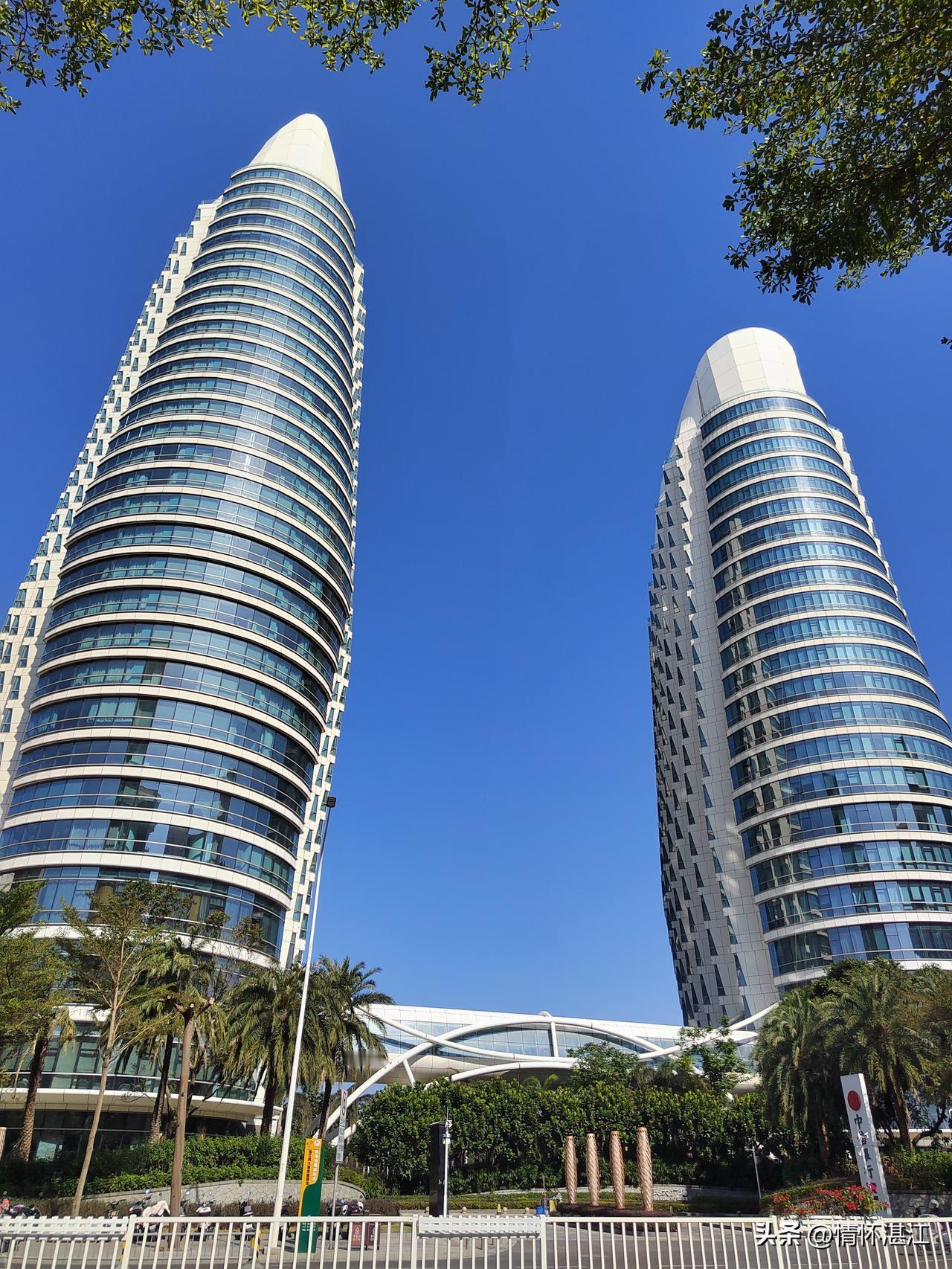 湛江市喜来登大酒店，是湛江市区为数不多的五星级酒店之一。它的双塔结构的建筑造型很