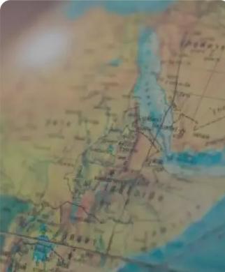 郑和第一次下西洋
永乐三年的盛夏，海风裹挟着咸湿的气息吹拂着福建长乐太平港的旌旗