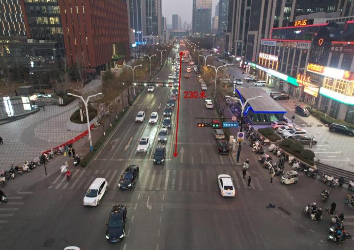 解放东路与奥体西路路口位于济南市历下区，是CBD片区内的重要交通节点，周边商务办