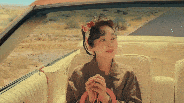 闫妮微醺玛丽猫  波浪卷发搭配印花发带，闫妮微醺玛丽猫，简直就是美我一大跳呀，妮