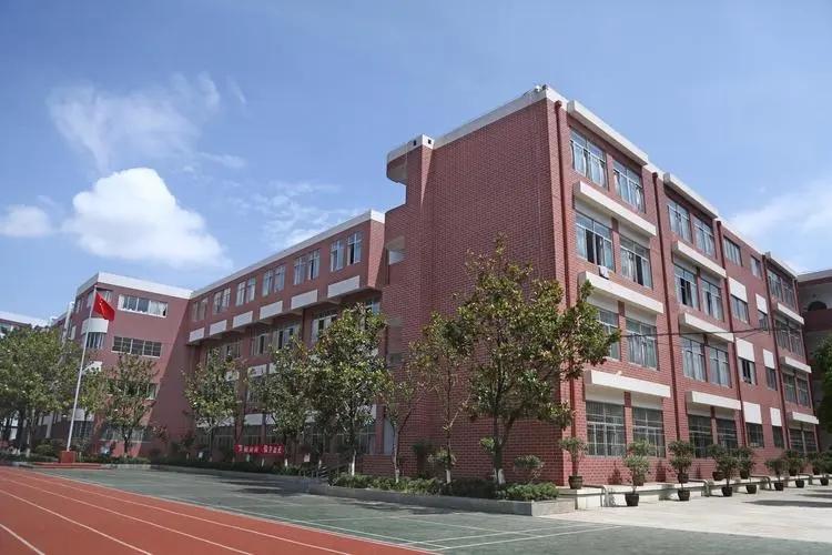 昆明出台新规：生育假延长60天，多子女家庭分配在同一公办学校就读；