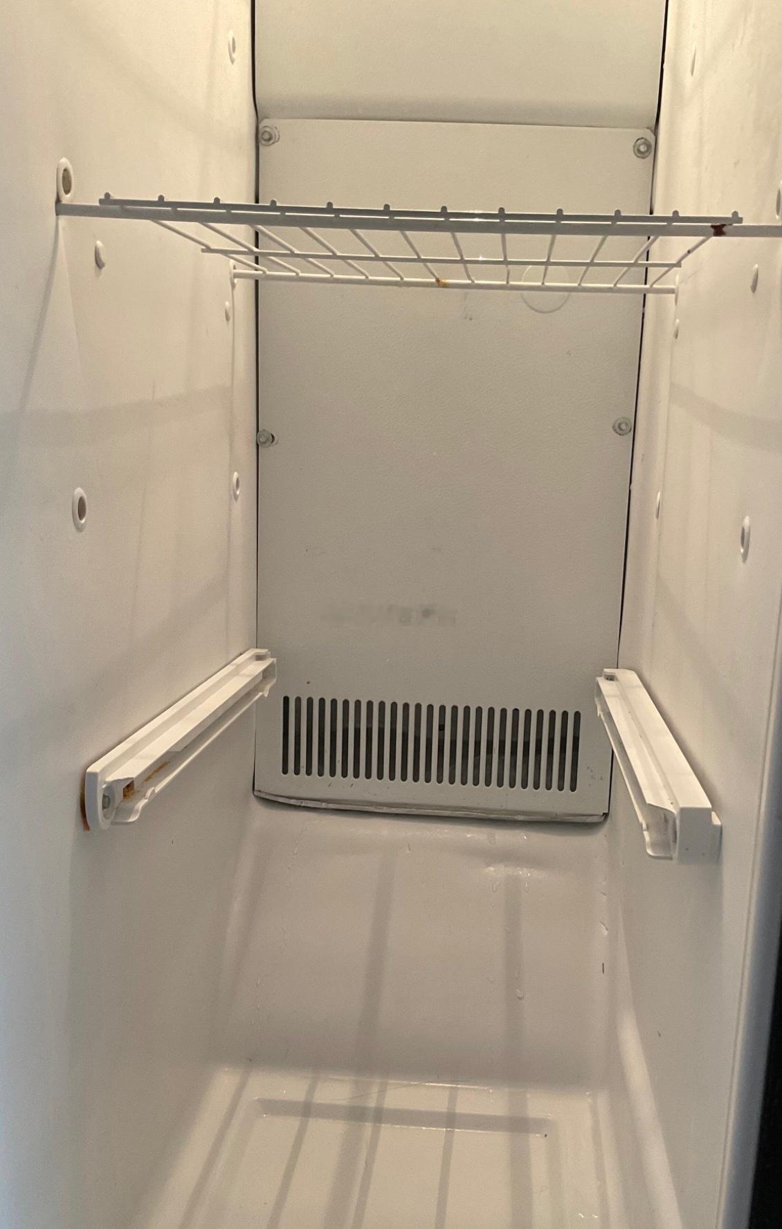 一个出租屋的冰箱冷冻室往外渗水，其它都好好的，就是时常会有水渗出来。 再买个新的