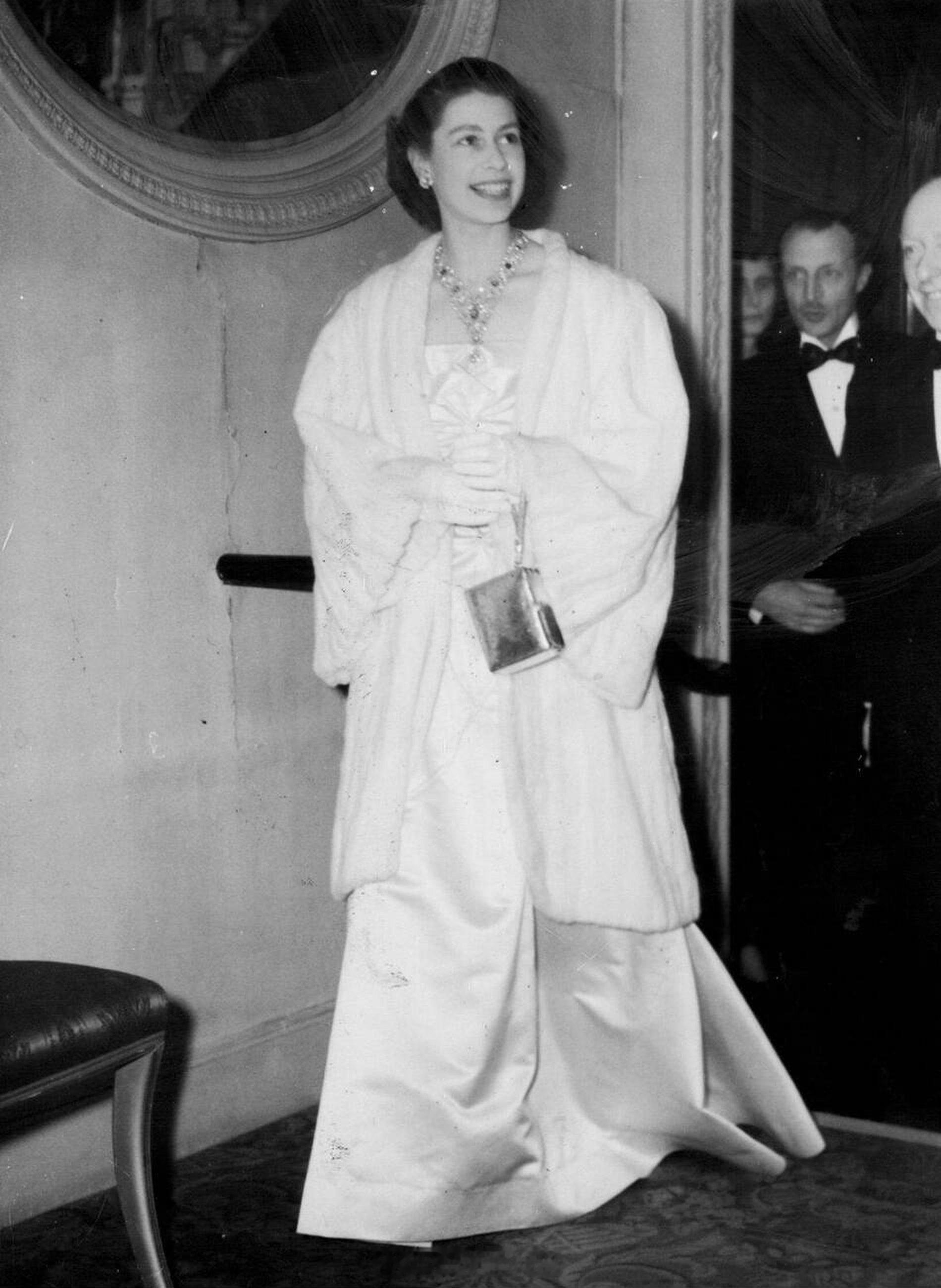 英国王室[超话]  1951年2月21日，爱丁堡公爵夫人伊丽莎白公主在伦敦考文特