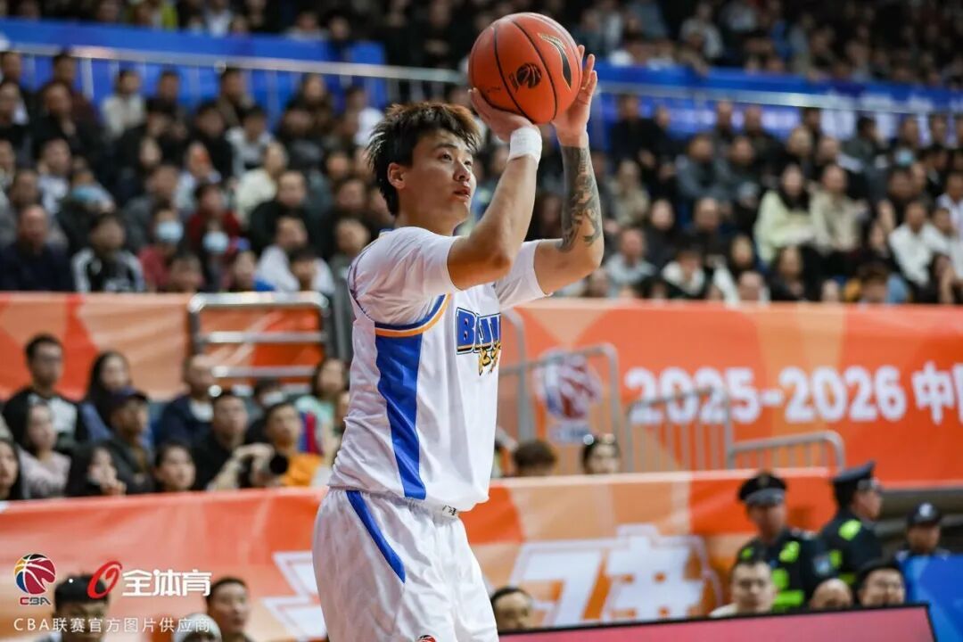 禁赛结束，今晚北京北汽男篮客场对阵福建男篮，赵睿有望复出登场。cba