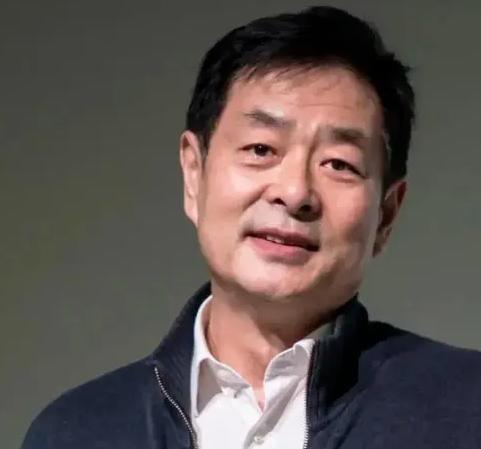 凌晨一点，北京一栋老居民楼里，72岁的濮存昕左手腕缠着一截纯棉布绳，另一头系在9