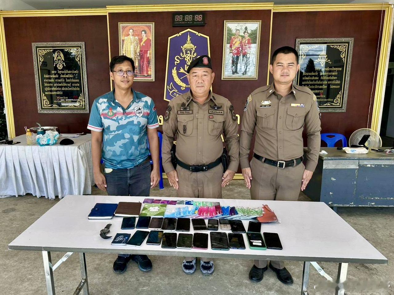 今天，泰国突袭了一个位于泰缅边境的柬埔寨电诈窝点，在那里搜出了19个手机，两个电