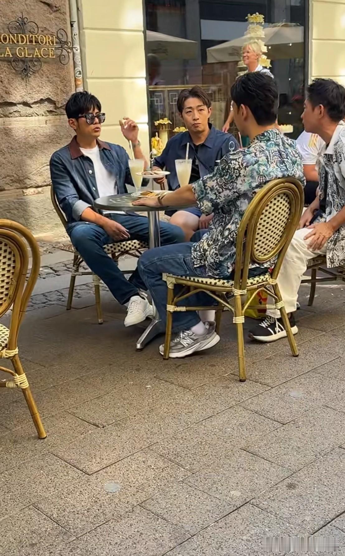周杰伦来到哥本哈根变路人！
带着这帮门客到处混！演唱会也带这帮人真的搞不懂，为此