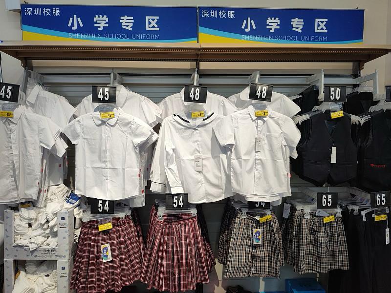 “深圳校服冲上热搜第一！校服买不买，家长说了算！”

这几天，深圳校服突然成了全