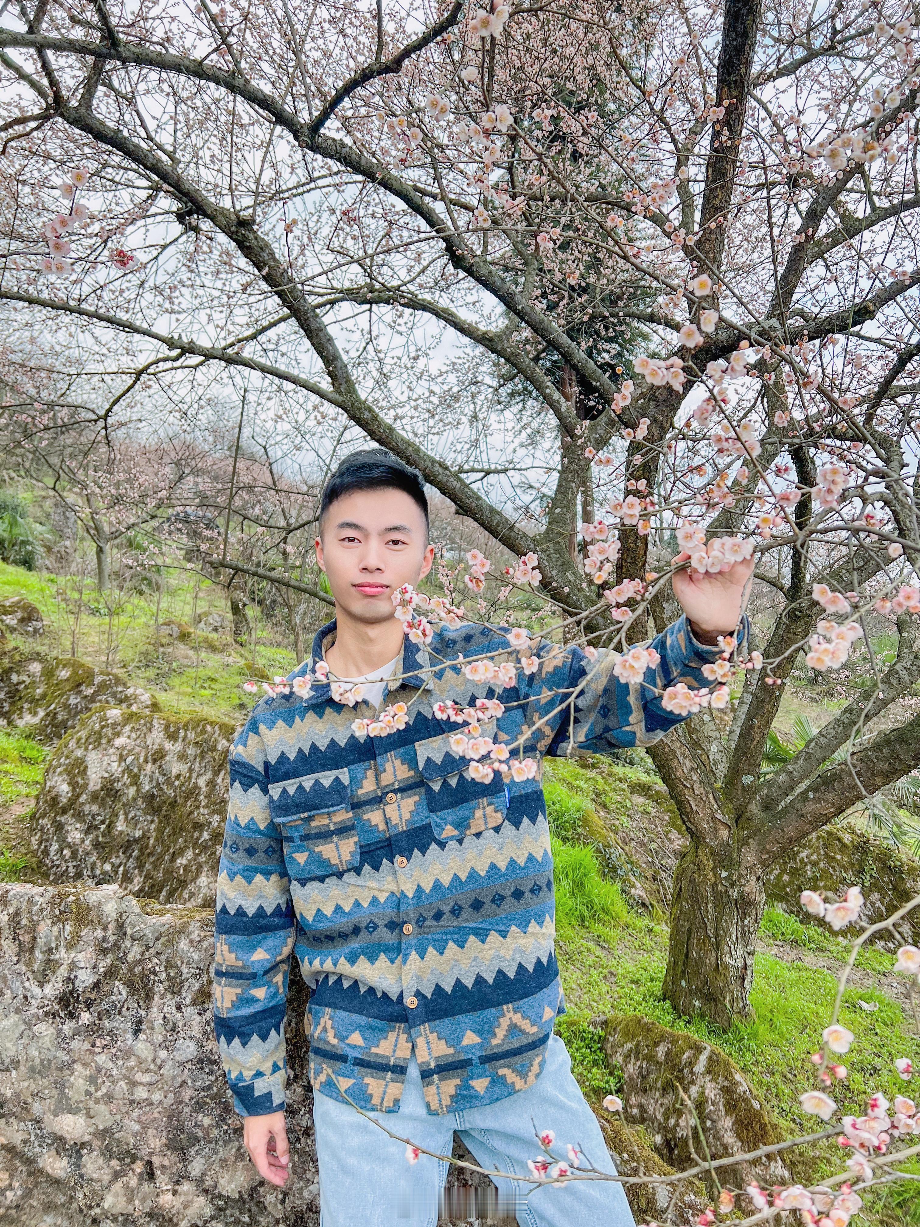 又到了一年一度春日赏花时，这次小陈来到了成都周边解锁了漫山遍野的青梅林，不得不说