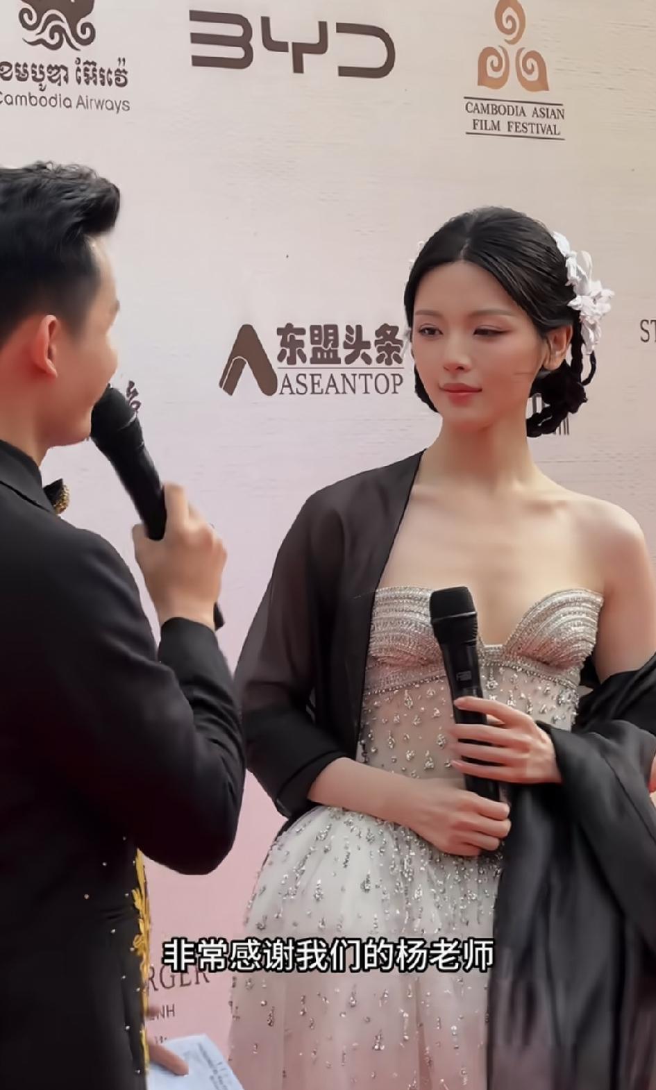 才明白，原来杨超越才是内娱真清醒的大女主。
亚洲电影节，首部电影，她就在柬埔寨首
