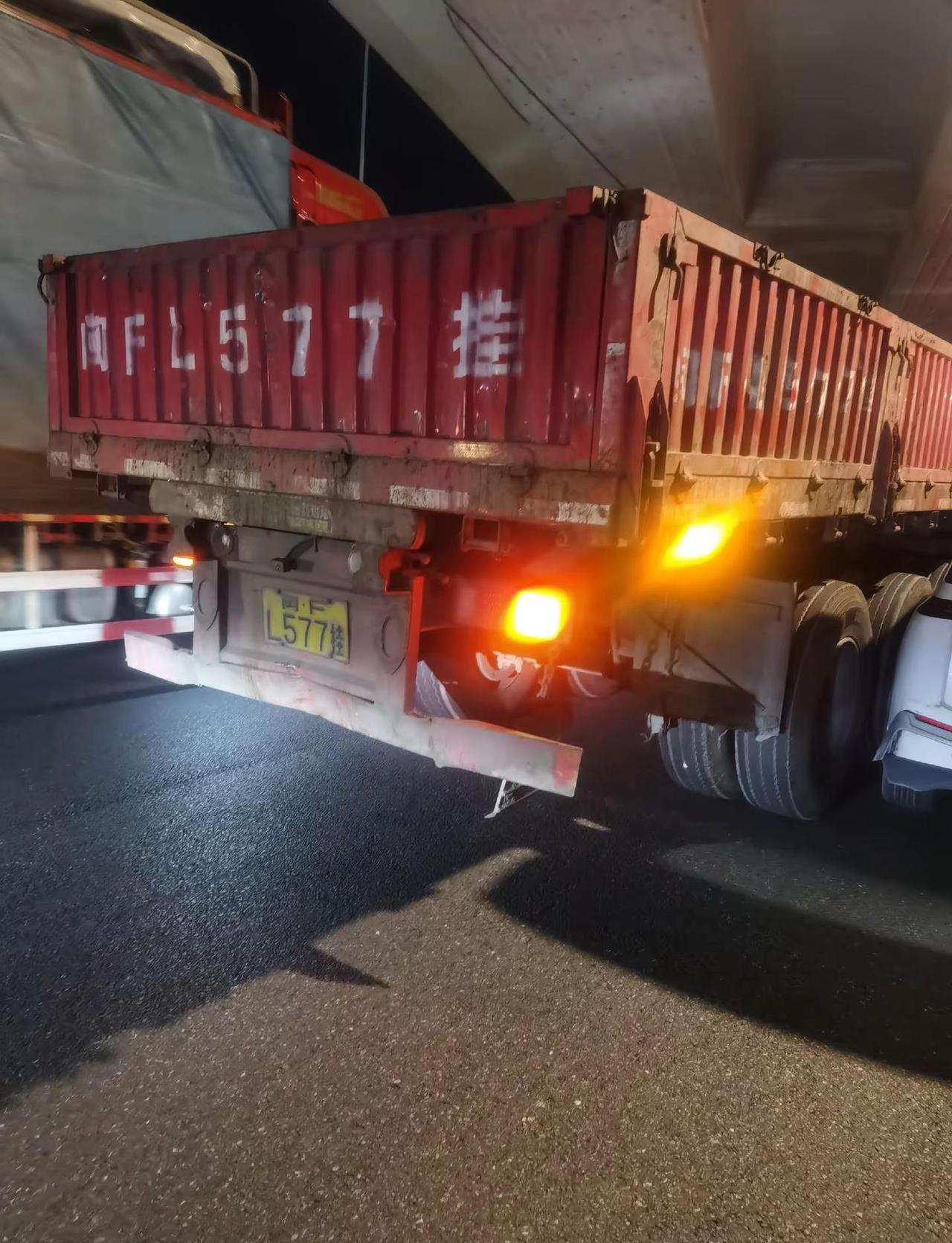 差点就吃席了╥﹏╥。交通安全新隐患 文明出行底线 遵纪守法文明出行 开车第一视角