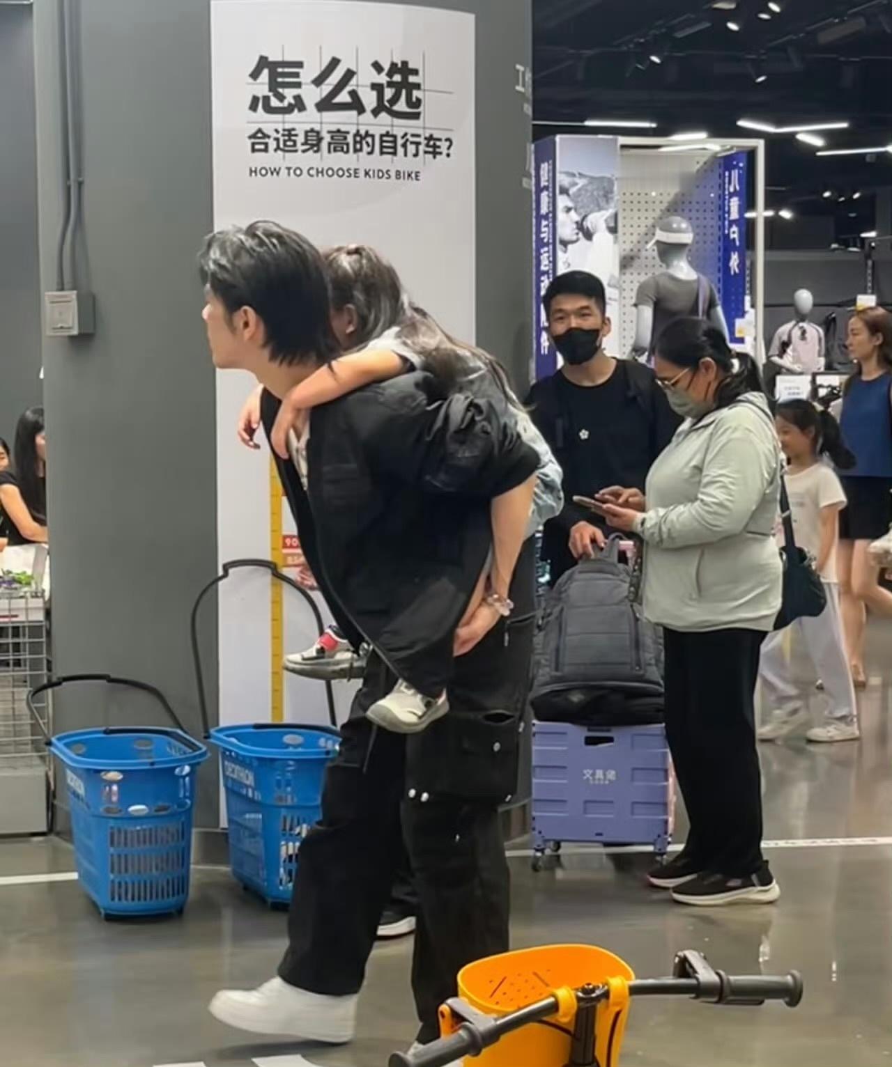 偶遇郭碧婷向佐带娃怎么还在带娃！郭碧婷能出来营业了嘛想见到姐妆造美美出来营业了 