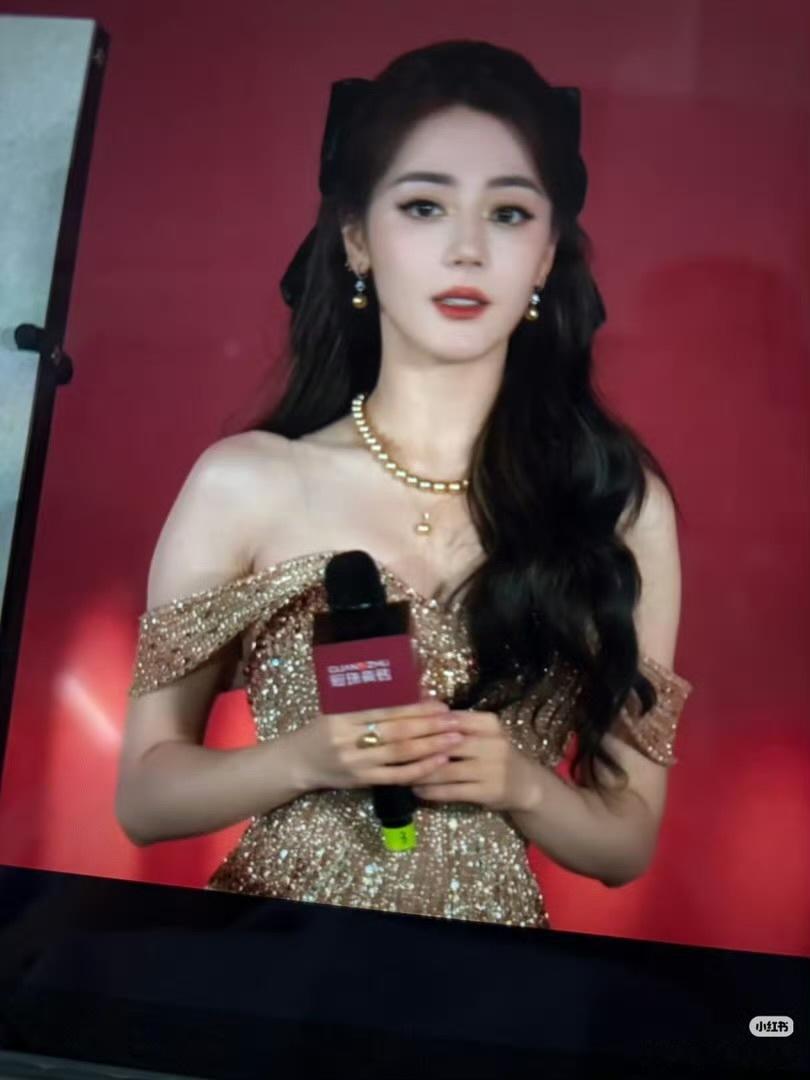 迪丽热巴猫猫大王把我的心搞得一团糟还在那里咪咪喵喵的笑