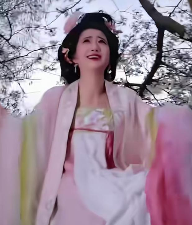 真的太美了！一女生在伦敦穿着汉服，为了拍樱花爬到树上，她妆造精致，一身汉服站在樱