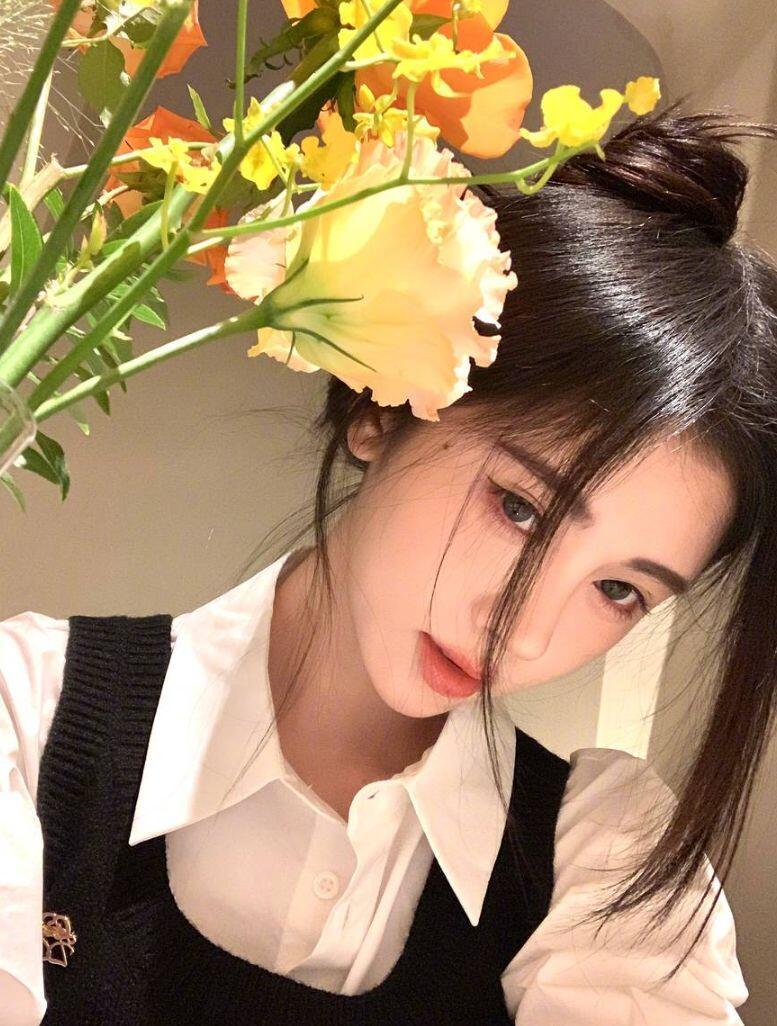 鞠婧祎捧花头像鞠婧祎捧花长裙鞠婧祎这组捧花造型也太绝了吧！橙色鲜花长裙温柔又明媚