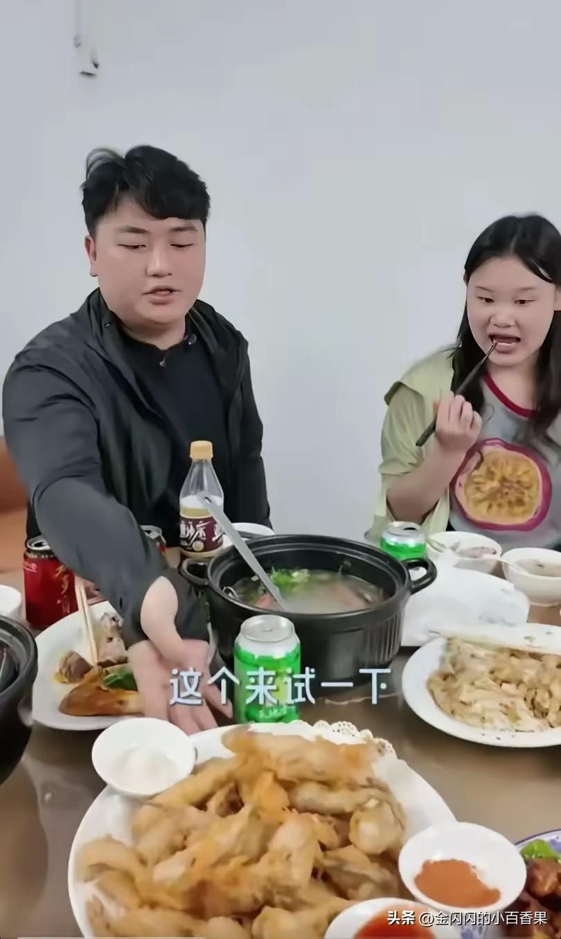 张家齐咬自己的筷子也被揪错？别拿放大镜苛求运动员日常用餐，人家就是朋友简单的聚个
