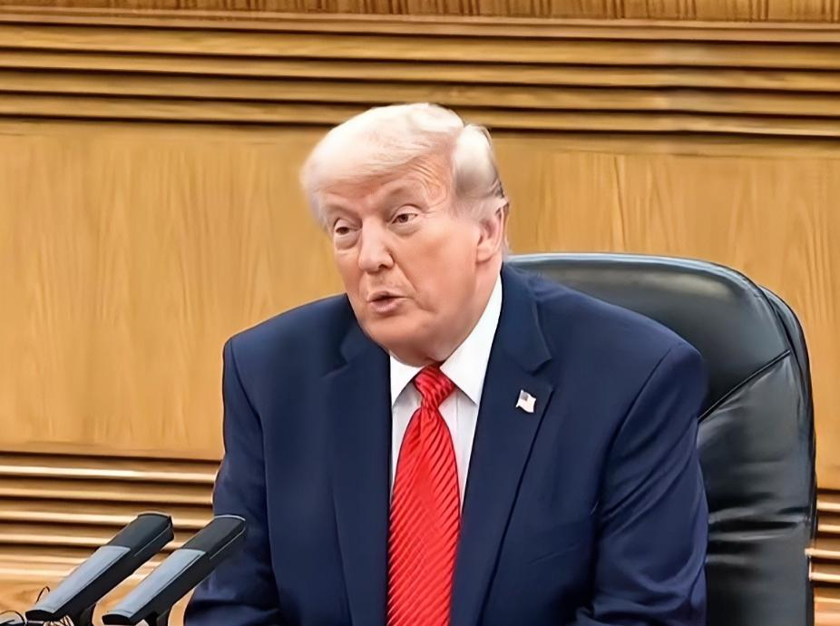 特朗普在现场频频示好中国：中国很伟大，我率领的代表团可以说是世界上最伟大的企业家