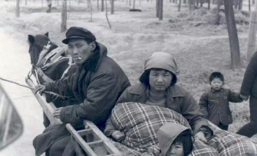 90年代的结扎妇女，以前是不能生，现在是不想生。
不管在什么年代，能够给孩子足够