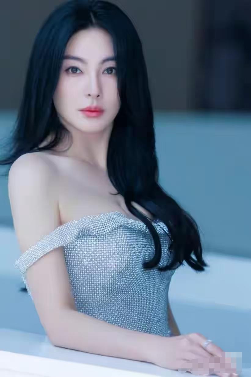 张雨绮是穿衣显瘦，脱衣有肉。这样的身材永远没办法减到骨瘦如柴。巩俐也是这种，看不