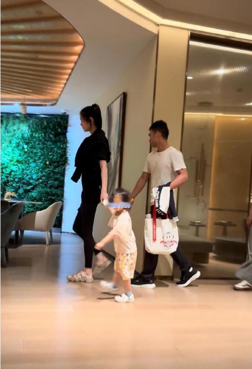 #奚梦瑶2岁女儿身高#  两岁这个身高的话真的蛮高的了！身高和长相都遗传妈妈的话