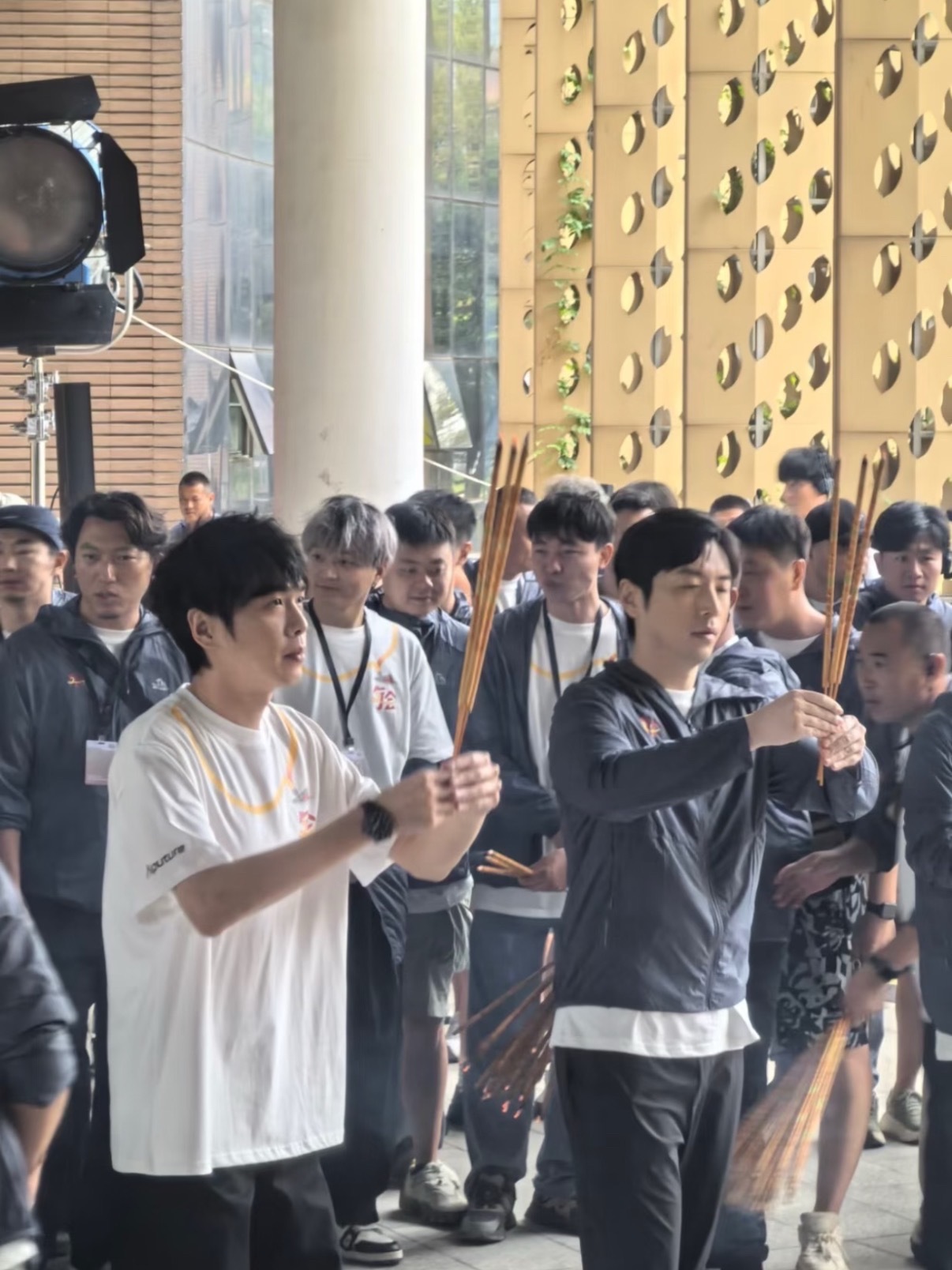就这个《年会不能停2》爽张若昀白客年会不能停开机同框张若昀白客年会不能停2开机路