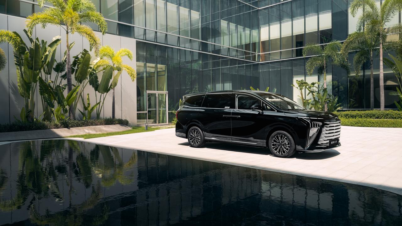 风行星海 V9 以超大舒享空间，诠释旗舰级出行体验。豪华座舱搭配智能科技，舒适静