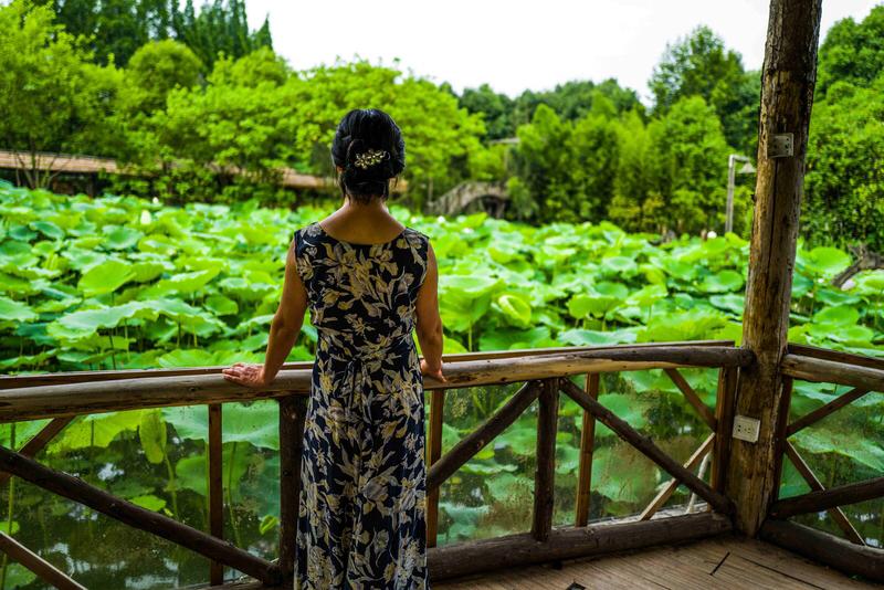 谷谷这几句诗对爱情的描绘着实动人。“最是凝眸无限意，似曾相识在前生”，那对视间流